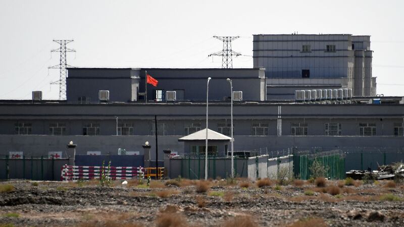 资料图片:2019年6月2日,新疆喀什地区一所再教育营。(法新社)