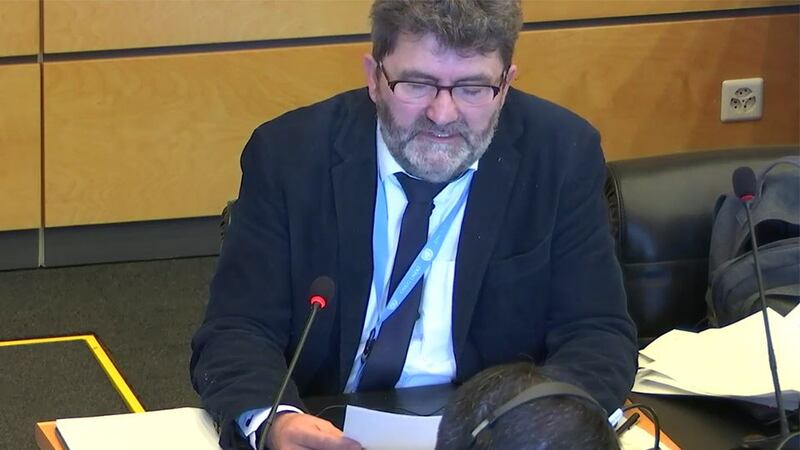 联合国经社文权利委员会副主席温德法 (Michael Windfuhr)在会议上向中国官方代表团提出诘问,包括外界指控中国官方对人权捍卫者的恐吓和报复、对西藏人、维吾尔人的文化灭绝和人权践踏,以及香港对国家安全的定义等。。(视频截图/UNCESCR)