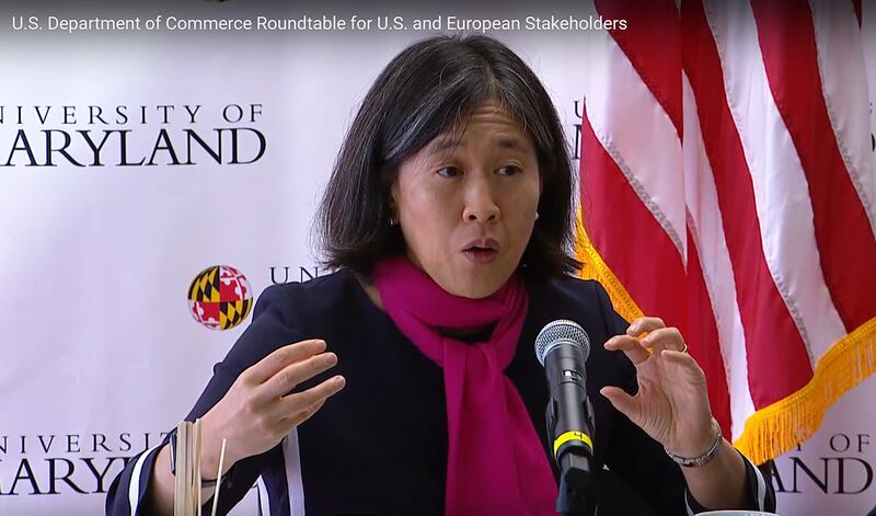 美国贸易代表戴琪表示:“我们不能只关注乌克兰战争对供应链造成的破坏。 我们还需要解决我们供应链集中在中国的问题,这也加剧了我们的脆弱性,尤其是在关键技术方面。”(视频截图)