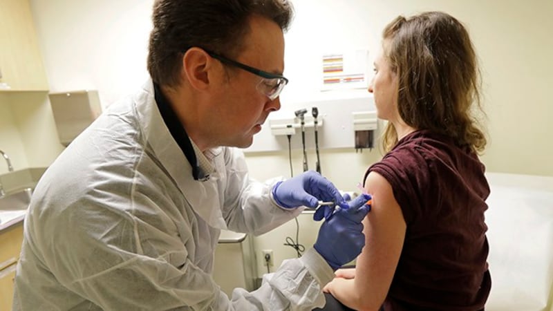 2020年3月16日,美国医务工作者为一名患者注射目前处于临床试验第一阶段的新冠病毒疫苗。(美联社)