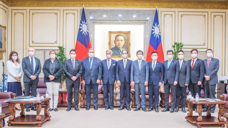 正在台湾访问,将出席台湾双十庆典的法国参议院友台小组主席李察(Alain Richard)等四名跨党派法国议员,8日拜会台湾立法院长游锡堃。(游锡堃办公室提供)