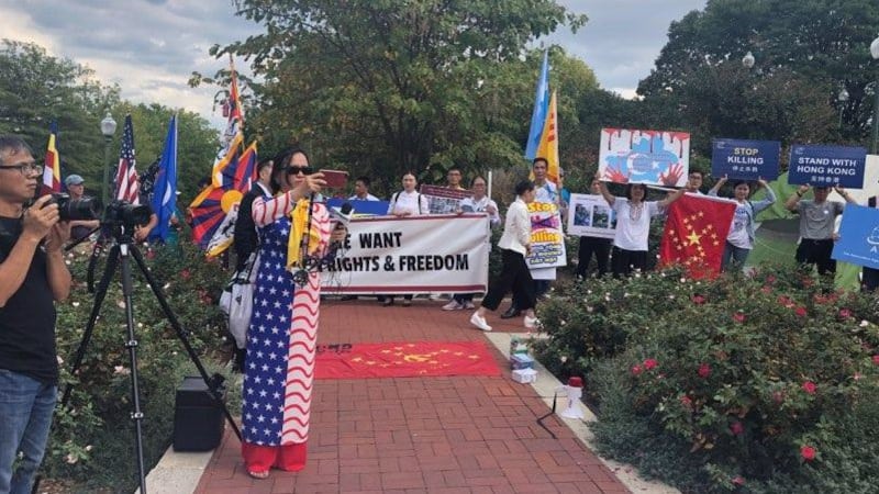 2019年9月29号,在中国驻美国首都华盛顿的大使馆门前,举行了“反对赤纳粹、声援自由香港集会”。(申铧拍摄)