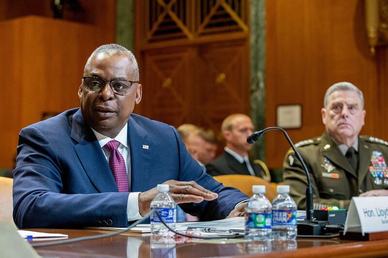 国防部长劳埃德·奥斯汀(左)和参谋长联席会议主席马克·米利将军(右)于 2022 年 5 月 3 日在美国国会参议院的国防小组委员会举行的拨款听证会上回答问题。(路透社)