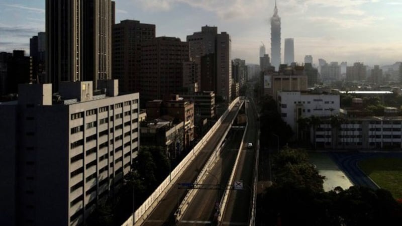 台湾疫情严峻,全台三级警戒,马路上人车稀少。(法新社)