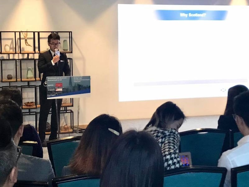 郑(Simon Cheng)在英国驻港总领事馆参与投资贸易政策简报会上。(图源:facebook/Cheng Man Kit)