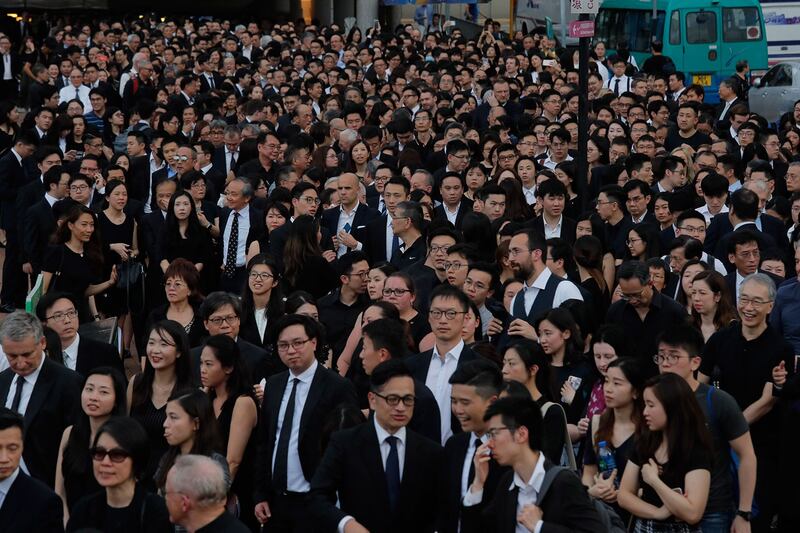 游行发起人郭荣铿指,估计这一次有2500至3000名律师及大律师参与游行,是回归以来人数最多的法律界“黑衣游行”。(路透社)