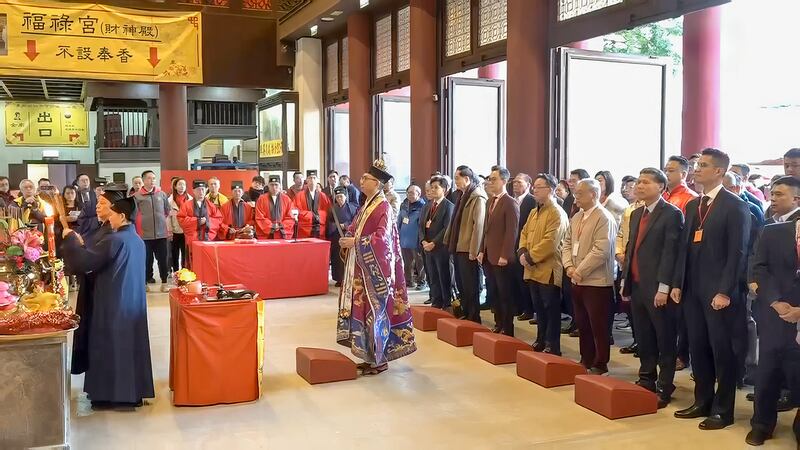 每年農曆初二車公廟都依習俗為香港來年運程求籤。（香港電台直播截圖）