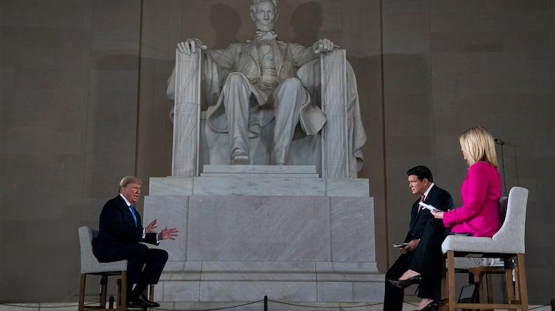 美国总统特朗普于2020年5月3日在林肯纪念堂参加福克斯电视台主持的虚拟公民大会,谈论新冠肺炎问题。(美联社)