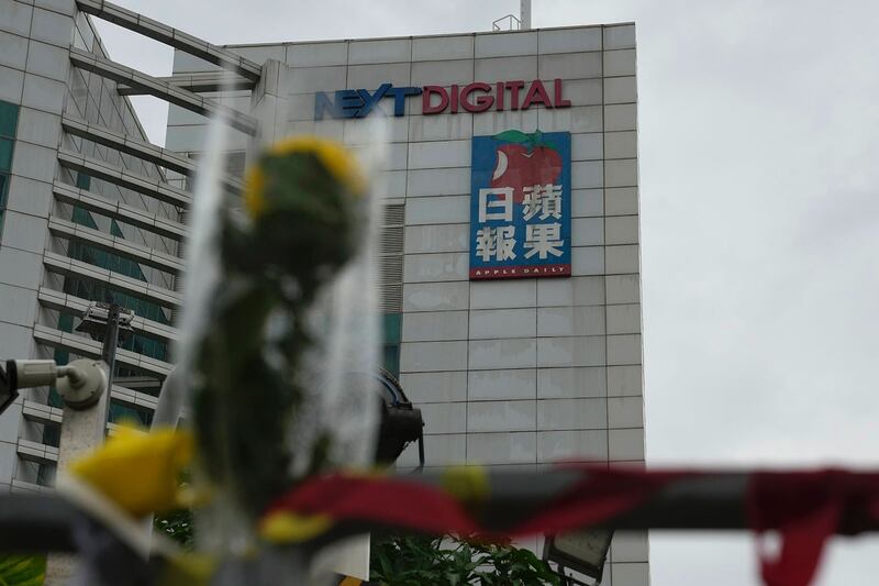 2021 年 6 月 23 日,一名支持者在香港 《苹果日报》总部外留下了一朵花。 (美联社)