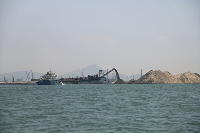 中国抽砂船横行金厦海域，抽砂填筑翔安机场用地。