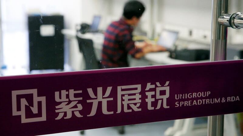 一名研究人员在北京的清华紫光研究中心工作。 (路透社)