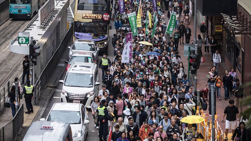 2019年3月31日，一万二千人响应香港民阵和议会民主派议员的号召，在铜锣湾休顿体育场集结，游行反对特区政府提出的《逃犯條例》修正案。呼吁香港特区政府撤回与引渡法有关的《逃犯条例》修正案。（AFP）