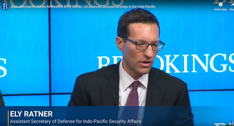 美国国防部印太事务助理部长拉特纳周五在华盛顿智库布鲁金斯学会举办的研讨会上表示,从五角大楼的角度来讲,美国印太战略框架的顺利推进得益于该地区盟国和伙伴发出了强烈的需求信号,即建立地区安全环境。(视频截图/布鲁金斯学会官网)