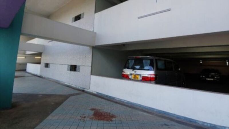 堕楼现场,伤者疑从三楼跌落二楼平台,现场留有血迹。(图片来源:苹果日报)