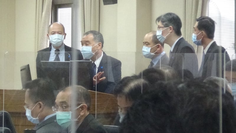 国防部长邱国正(左二)23日在立法院国防外交委员会备询。(记者夏小华摄)