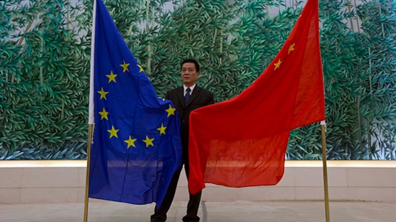 中国与欧盟旗帜。(AP)