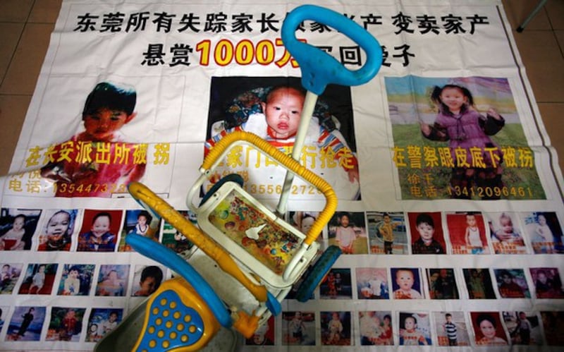 广东东莞悬赏一幅寻找被拐卖人口的招贴(路透社图片)