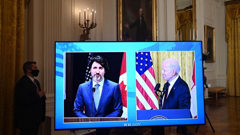 2021年2月23日,美国总统拜登和加拿大总理特鲁多举行视像双边会议,拜登批评中国绑架两加拿大人,加拿大和美国将连手对抗中国。(法新社)