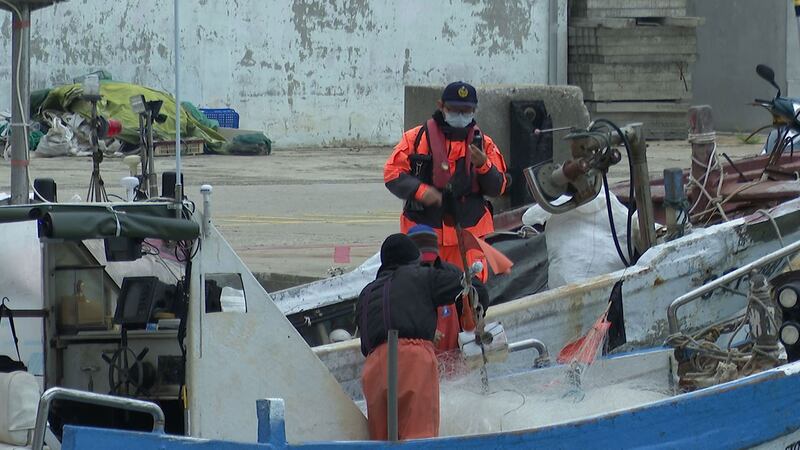 金门新湖渔港,岸巡人员登船对入港渔船安检。(记者李宗翰摄)