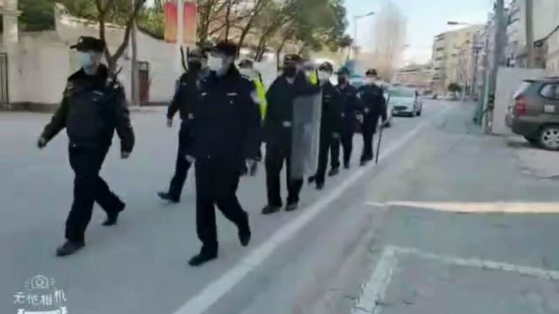 武汉郊区,公安巡逻,禁止民众外出。(视频截图/乔龙提供)