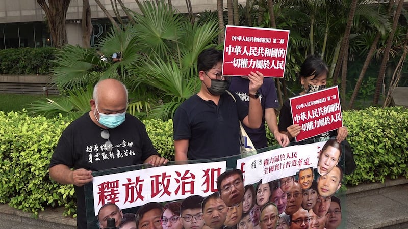 社民连成员在读出声明前,先为因争取中国民主自由而牺牲的烈士默哀一分钟。(张展豪 摄)