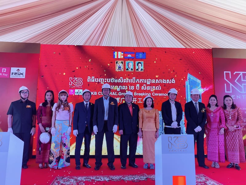 徐愛民(右三)、西哈努克省副省長Mang Sineth(左五)於2019年10月出席「KB Central」動土儀式。(柬國官員Norngdy Nara臉書專頁圖片)