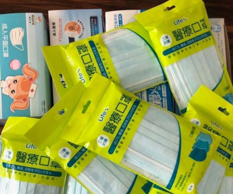 台商家属连跑三家药局急购口罩。(读者提供)