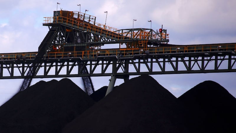 图为澳洲新南威尔士州Mudgee，Ulan煤矿的煤堆。（路透社）