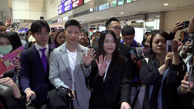 奧運乒乓球6金得主馬龍（左三）及奧運射擊金牌楊倩（左四）與交流團來台訪問。（自由亞洲電台普通話組 唐正攝）