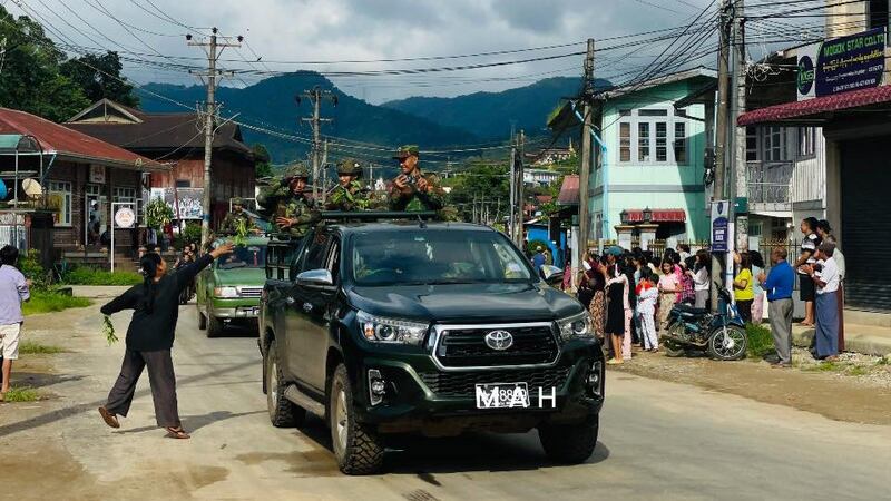 တအာင်းအမျိုးသား လွတ်မြောက်ရေးတပ်မတော် (TNLA) ပူးပေါင်းတပ်များ မန္တလေးတိုင်း မိုးကုတ်မြို့အတွင်းသို့ ဝင်ရောက်လာသည်ကို ၂၀၂၄ ခုနှစ်၊ ဇူလိုင်လ ၂၄ ရက်က တွေ့ရစဉ်။ (Photo: Mai A Hein)