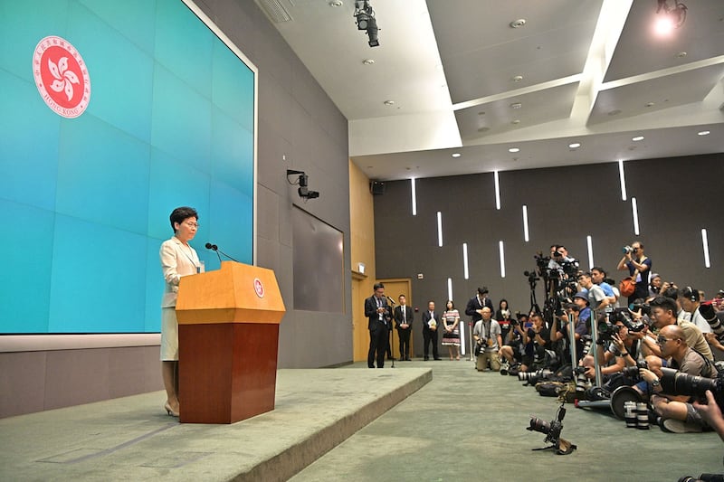 2019年6月18日,香港特首林郑月娥在政府总部举行的记者会上,多次被记者问到能否明确表示撤回修例,但她一直拒绝正面回应。(法新社)