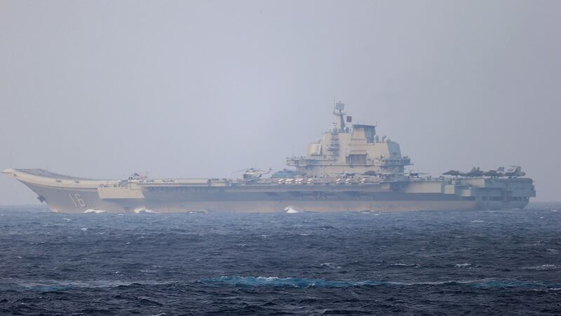 由日本自卫队拍摄,2021年4月4日,日本防卫省联合参谋部发布的这张分发照片中,中国航母辽宁号驶向冲绳岛附近的宫古海峡,驶向太平洋。 (路透社)