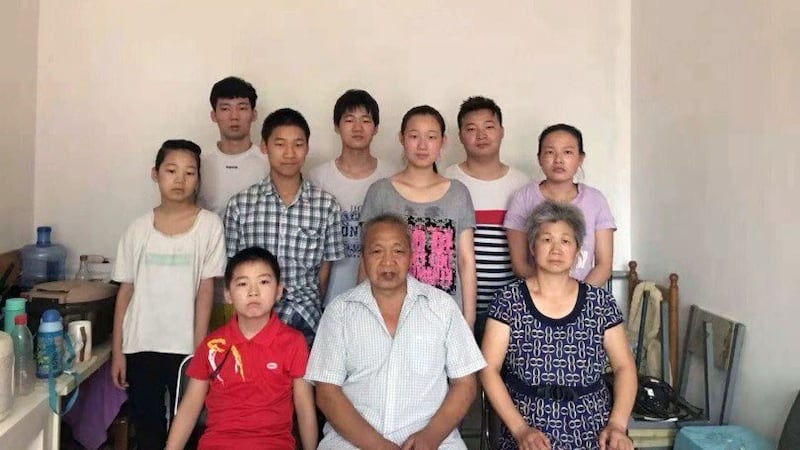 胡大料(前排右一)与丈夫李三虎(前排中)成为河南当局稳控对象。大儿子(后排左一)侥幸没有被当局带走。(被访者独家提供,拍摄日期不详)