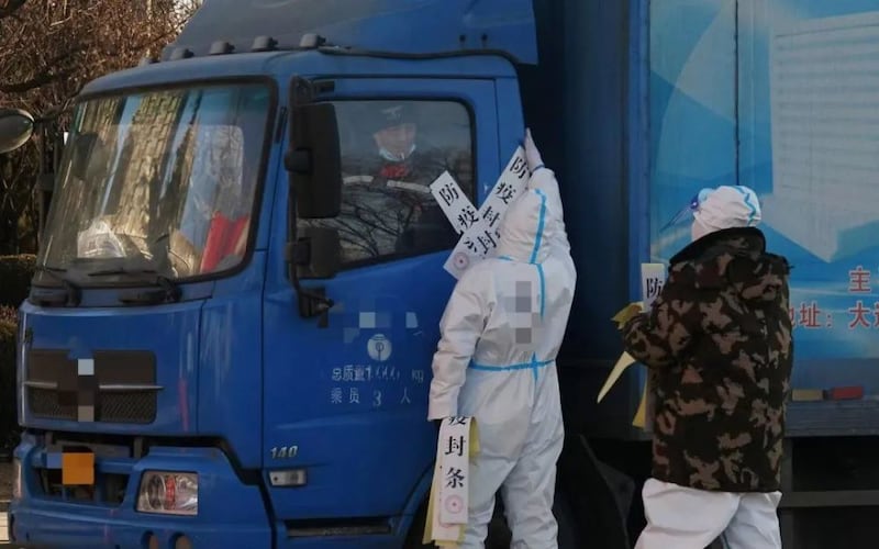 另有司机行程一千多公里,吃喝及排泄均在车内,环境及其恶劣。(网络视频图片)