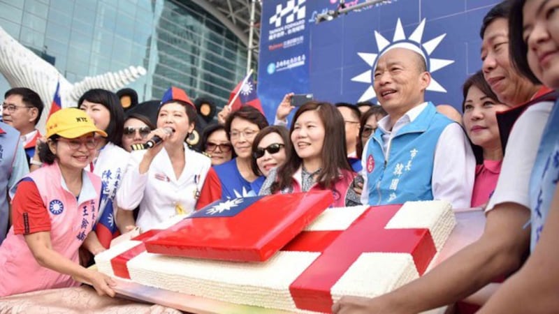 韩国瑜在高雄举办升旗典礼,现场旗海飘扬。(高雄市政府提供)