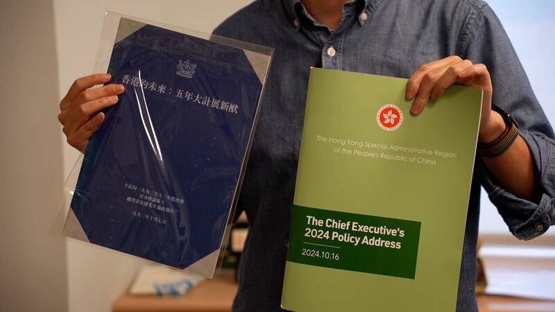 目前接收到的資料不乏政治相關，包括前港督彭定康的施政報告。（程皓楠攝）