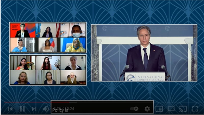 美国国务卿布林肯在3月8日“国际妇女勇气奖“的颁奖仪式上发言(视频截图)