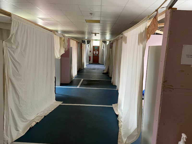 軍營內的房間只是用布廉分隔，缺乏私人空間。（受訪者提供）