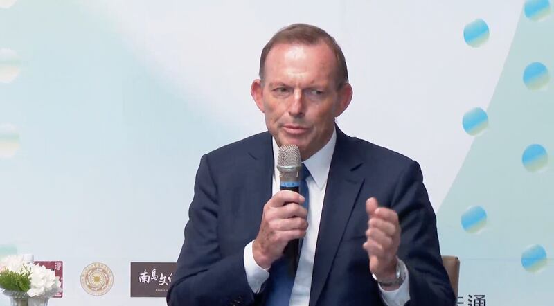 正在台湾访问的前澳洲总理艾伯特(The Hon. Tony Abbott AC)受邀在8日“玉山论坛”会外记者会。(直播截图)