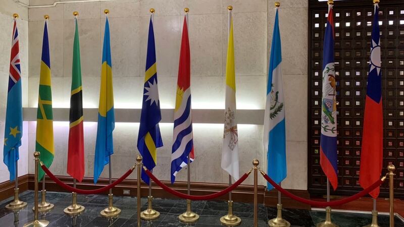 事发突然,外交部宣布和基里巴斯断交记者会后,仍可见基里巴斯国旗(右五、箭头指处)还在大厅未撤。(记者黄春梅摄)