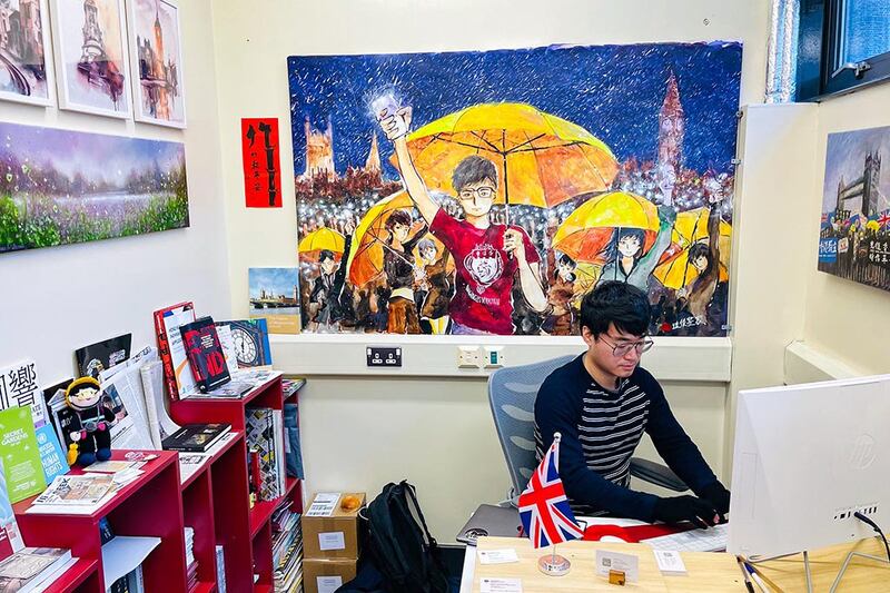 流亡港人郑文杰在英国创办第一个服务移民港人为主的组织“英国港侨协会”,港侨协会是目前英国规模最大的港人组织。图为郑文杰在港侨协会的伦敦办公室。(摄影/洪雅芳)