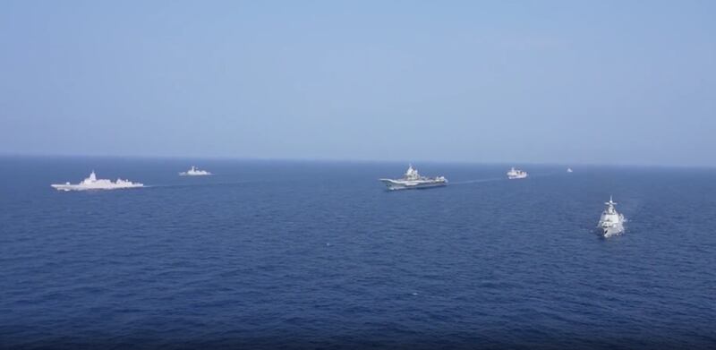 山东舰航母编队对台形成东西夹击之势。（视频截图）