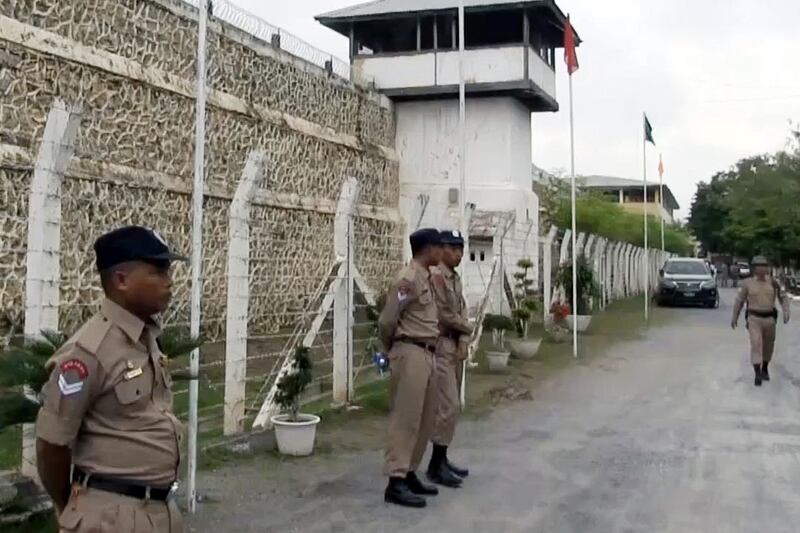 မန္တလေးမြို့ အိုးဘိုအကျဉ်းထောင်ရှေ့တွင် စောင့်ကြပ်နေသည့် ထောင်ဝန်ထမ်းများအား ၂၀၂၂ ခုနှစ် ဧပြီလ ၁၇ ရက်နေ့က တွေ့ရစဉ်။ (Photo: RFA)