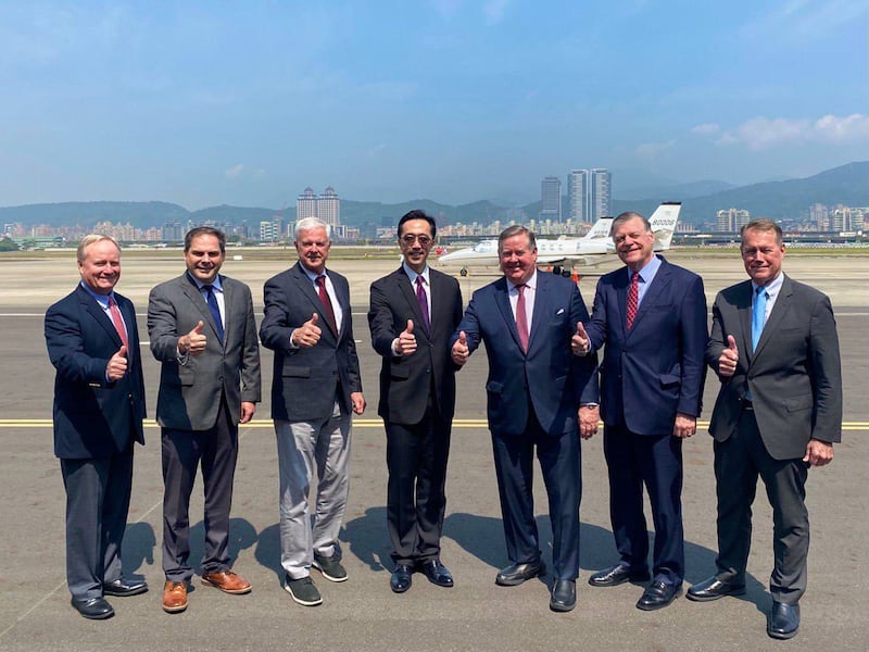 美国联邦众院拨款委员会国防小组主席卡尔沃特（Ken Calvert ）3月15日到16日率团搭乘行政专机访台。​​(台湾的外交部提供​​)