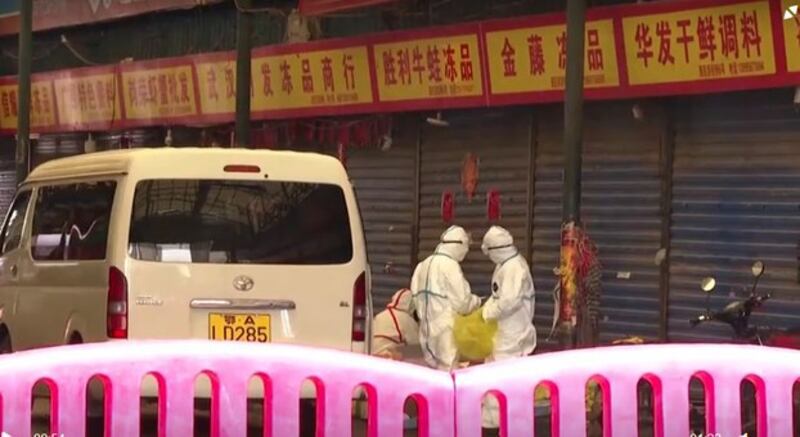 武汉市华南海鲜市场陆续出现不明原因的肺炎病人,当局已经对患者采取隔离措施,防止疫情扩大。(视频截图/CCTV/路透社)