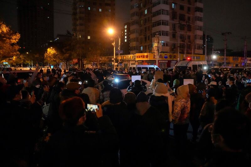 北京民众022年11月27日手举白纸在街头抗议中国政府的"清零"政策(美联社图片)