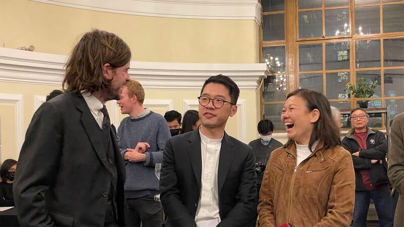 香港协会董事会成员，包括前香港立法会议员罗冠聪、关注少数族裔的香港融乐会创办人王惠芬(右一)，以及支持港人的英国音乐人温斯顿·马歇尔(Winston Marshall)(左一)。（呂熙攝）