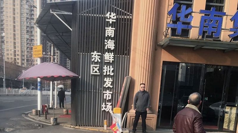 去年的今日(2019年12月30日)武汉华南海鲜市场被封,一周后被夷为平地。(志愿者提供/记者乔龙)