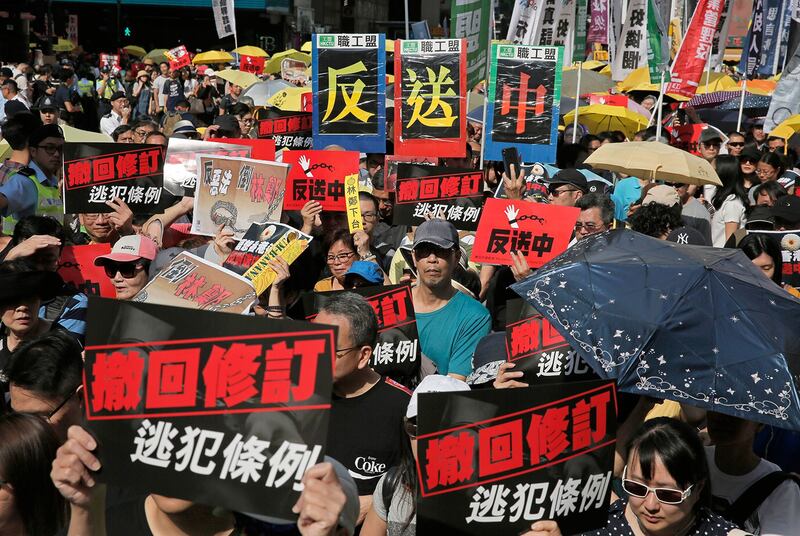 2019年4月28日,为了反对香港的《逃犯条例》修订草案,由民间人权战线等组织发起了有13万港人走上街头的游行示威,呼吁香港特区政府撤回与引渡法有关的《逃犯条例》修正案。(美联社)