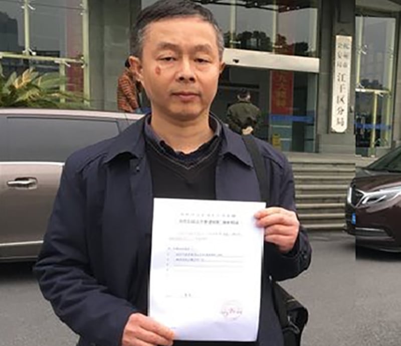 2018年3月6日,北京维权人士李蔚到杭州市公安分局磋商被公安殴打后的善后安排。(李蔚独家提供)